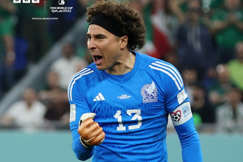 墨西哥門將吉列爾莫·奧喬亞撲出羅伯特萊萬多夫斯