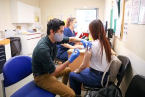 英格蘭向16歲和17歲的青少年開放COVID助推器計(jì)劃