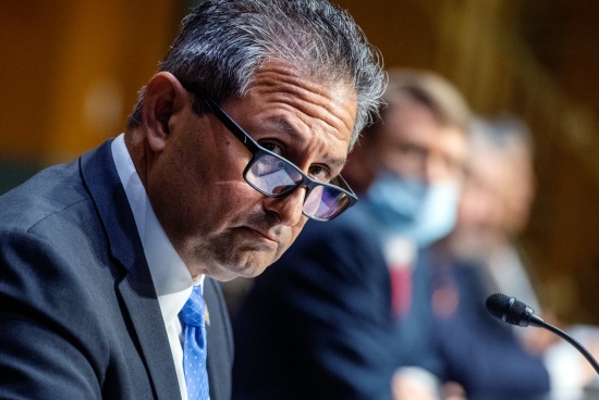 美國(guó)監(jiān)獄長(zhǎng)因?qū)OVID-19反應(yīng)的批評(píng)而退休