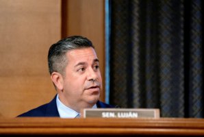 美國民主黨參議員盧揚中風(fēng)后住院