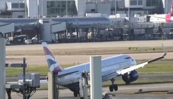 英國航空公司的飛機被風(fēng)吹到跑道上機身傾斜