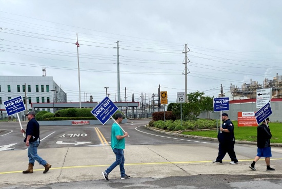 德克薩斯煉油廠工人對(duì)??松梨诤贤岚高M(jìn)行投票