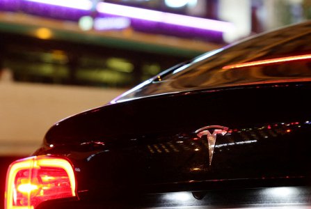 巴黎出租車司機(jī)的特斯拉汽車發(fā)生車禍 已對特斯拉提