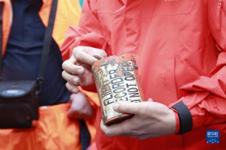 <b>第2個(gè)黑匣子在1.5米土層下被挖出</b>