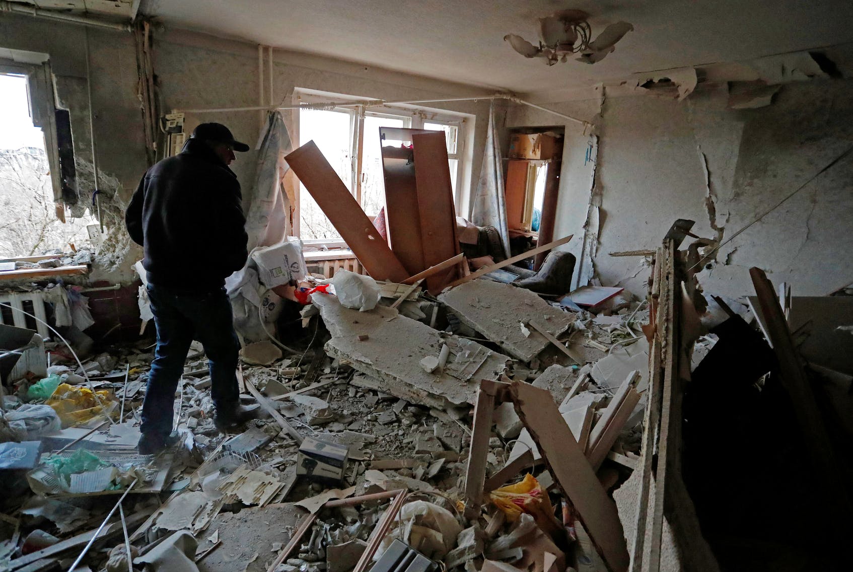 烏克蘭馬里烏波爾的一些居民步行逃離