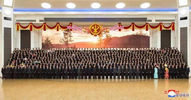 金正恩和“火星-17”型洲際彈道導(dǎo)彈工作人員合影