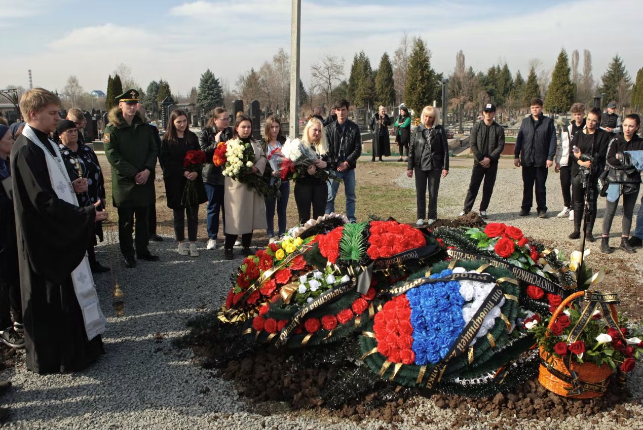 俄羅斯承認烏克蘭遭受重大損失 俄羅斯人埋葬犧牲的家屬