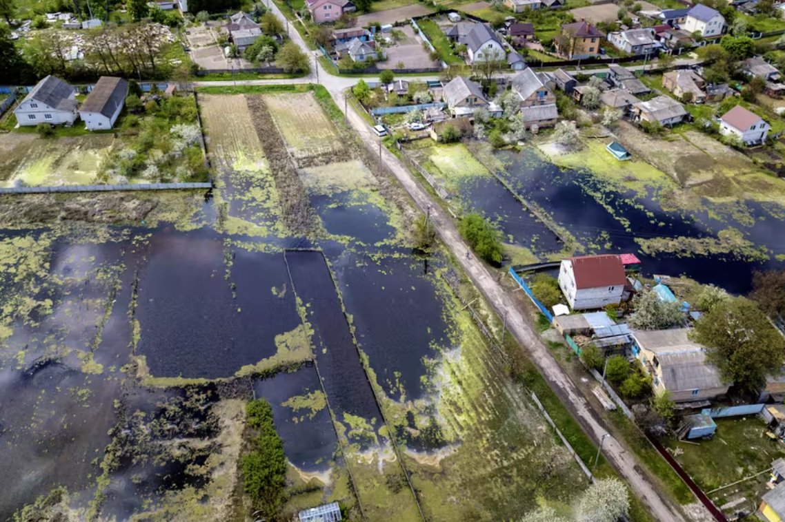 烏克蘭炸毀大壩阻止俄軍進(jìn)攻 烏克蘭德米迪夫村被洪水淹沒(méi)