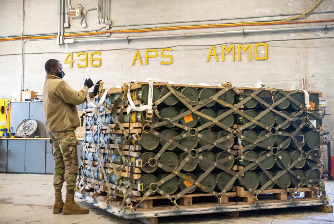 美國(guó)向?yàn)蹩颂m提供更多火炮