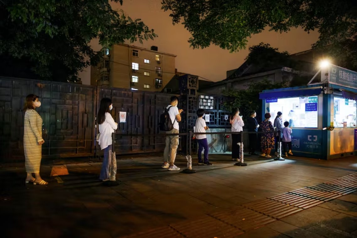 在這里停留？核酸檢測站改變了中國的城市景觀。