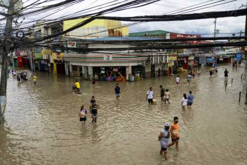菲律賓總統(tǒng)馬科斯視察災(zāi)區(qū) 臺風(fēng)尼格造成98人死亡