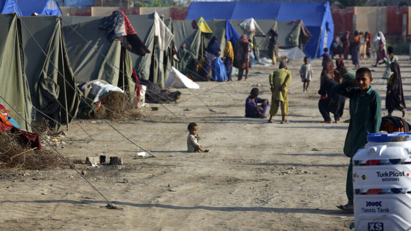 2022年9月10日，在巴基斯坦蘇庫爾聯(lián)合國難民署臨時帳篷營地