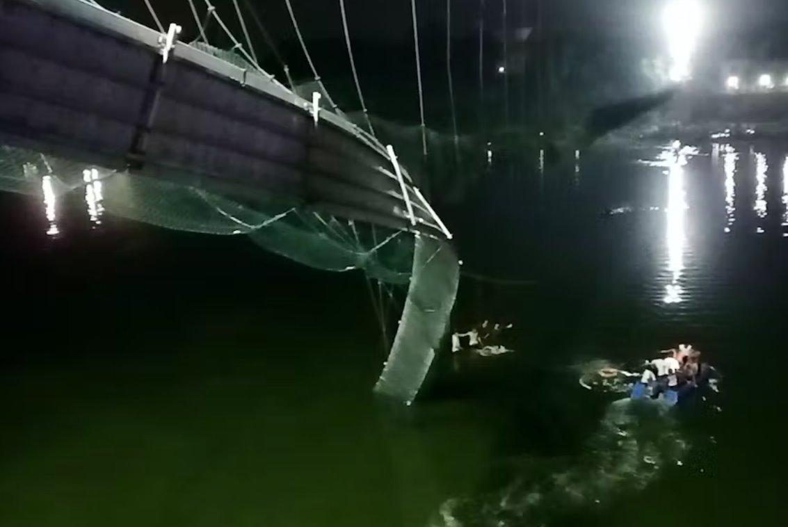 印度吊橋坍塌已致141人遇難