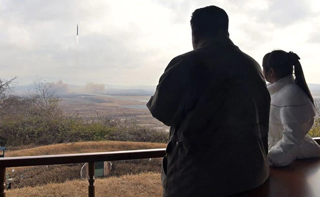 金正恩帶女兒參觀洲際彈道導(dǎo)彈試驗