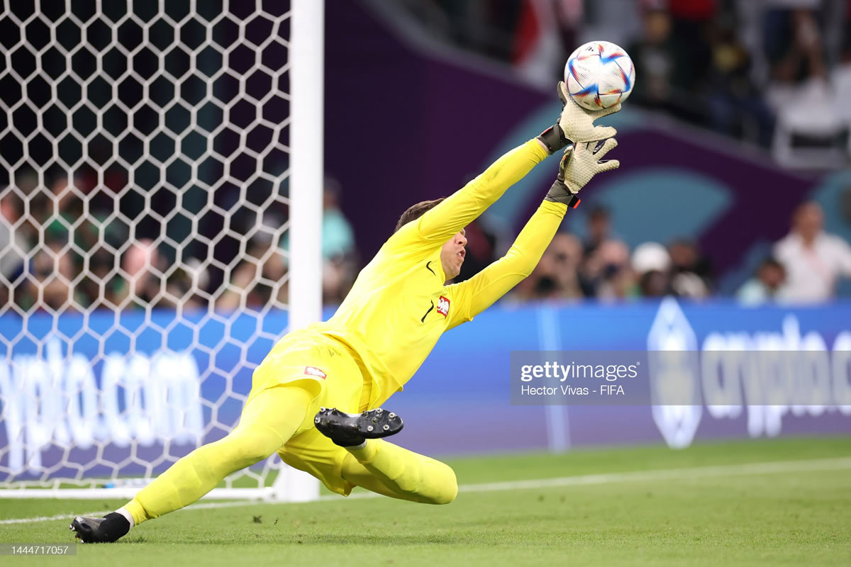 波蘭門將什琴斯尼撲出沙特點(diǎn)球