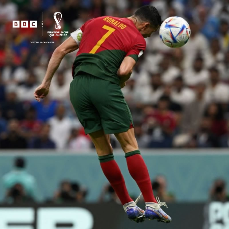 C羅碰到球了嗎 葡萄牙2-0烏拉圭第一個(gè)進(jìn)球C羅沒頂?shù)角? /></p>
<p>2022年11月29日凌晨，卡塔爾世界杯小組賽H組第2輪，葡萄牙2-0烏拉圭，對于比賽第54分鐘的進(jìn)球，球迷在爭論C羅碰到球了嗎？進(jìn)球后，C羅沒有做標(biāo)志慶祝動(dòng)作，顯然他知道自己沒頂?shù)角颉?/p>
<p>這個(gè)爭論來源于進(jìn)球后FIFA官網(wǎng)&官推最初稱是C羅進(jìn)球，不過，幾分鐘后，改成費(fèi)爾南德斯。</p>
<p>支持C羅的球迷表示，當(dāng)時(shí)進(jìn)球后，C羅沒有做他的標(biāo)志慶祝動(dòng)作，而是跑過去擁抱費(fèi)爾南德斯，從這個(gè)細(xì)節(jié)說明，C羅并沒有爭攻。當(dāng)然，現(xiàn)代技術(shù)應(yīng)用到足球比賽以后，球場上發(fā)生的任何細(xì)節(jié)都會被高速攝像機(jī)捕捉，C羅碰到球了沒有我們爭論沒什么意義，這是FIFA官方的失誤。</p>
<p>本場比賽費(fèi)爾南德斯打進(jìn)2球，幫助葡萄牙2-0烏拉圭取勝，提前小組出線，他賽后接受了媒體的采訪時(shí)表示：&ldquo;我們之所以能有這樣的成績，是因?yàn)槲覀冋麄€(gè)團(tuán)隊(duì)的團(tuán)結(jié)和互助。&rdquo;</p>
<p>對于第一球到底是誰進(jìn)的，他說：&ldquo;我慶祝時(shí)就當(dāng)成那是C羅的進(jìn)球，我就是朝著他傳的。但是結(jié)果都是一樣的。通常來講，對于前鋒來說進(jìn)球更重要，但更重要的是我們達(dá)成了目標(biāo)。&rdquo;</p>
<p>不管C羅有沒有碰到球，這個(gè)球進(jìn)了，足球是一個(gè)團(tuán)隊(duì)運(yùn)動(dòng)，沒有葡萄牙隊(duì)全隊(duì)配合，就沒有這樣的勝利，單說這個(gè)進(jìn)球，如果沒有C羅和費(fèi)爾南德斯在進(jìn)攻中的配合，就不會有這個(gè)進(jìn)球。</p>
<p>最終葡萄牙2-0烏拉圭，提前一輪晉級16強(qiáng)，對于葡萄牙這才是最重要。&nbsp;</p>　　本文“”來源：http://m.zjjzhonglv.com/sports/2971.html，轉(zhuǎn)載必須保留網(wǎng)址。
      <div   id=