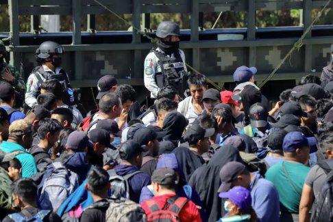 首批移民使用移動應用程序從墨西哥進入美國