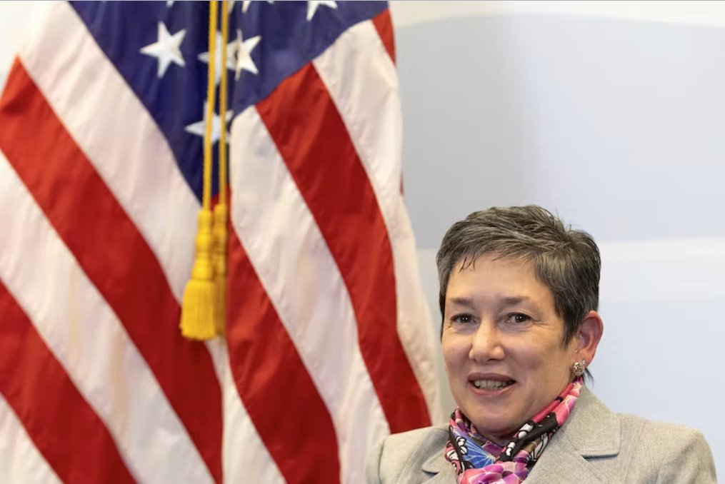 海地警察封鎖街道闖入機(jī)場抗議武裝團(tuán)伙殺害軍官的事件