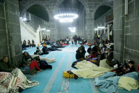 土耳其總統(tǒng)埃爾多安視察地震重災(zāi)區(qū)