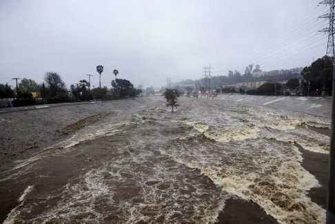 南加州在罕見(jiàn)的降雪后準(zhǔn)備迎接風(fēng)雨