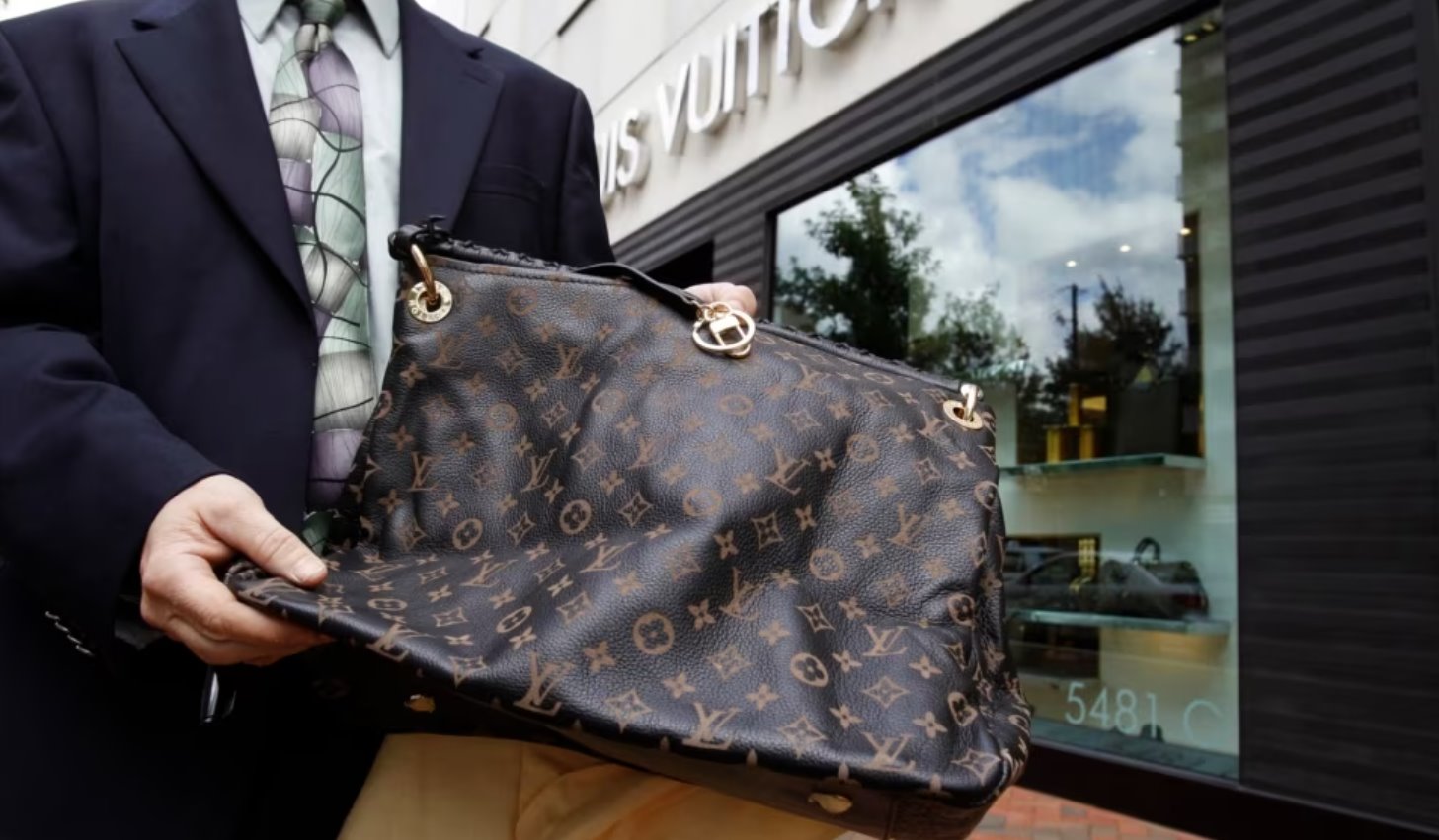 在馬里蘭州切維蔡斯的一家路易威登商店外，向攝影師展示的一個(gè)從中國(guó)在線網(wǎng)站購(gòu)買并發(fā)貨的假冒LVMH手提包。（路透社）