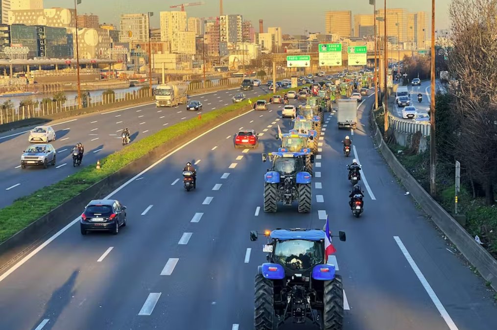 法國數(shù)百輛拖拉機(jī)進(jìn)入巴黎抗議農(nóng)藥禁令