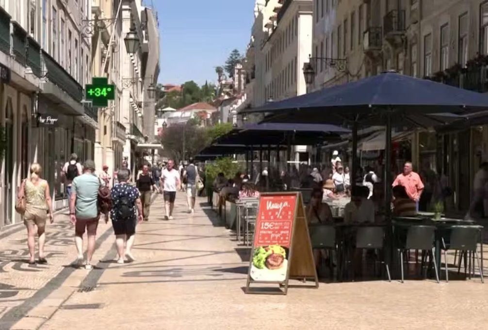 西班牙高溫天氣加劇長期干旱小鎮(zhèn)上用卡車運水