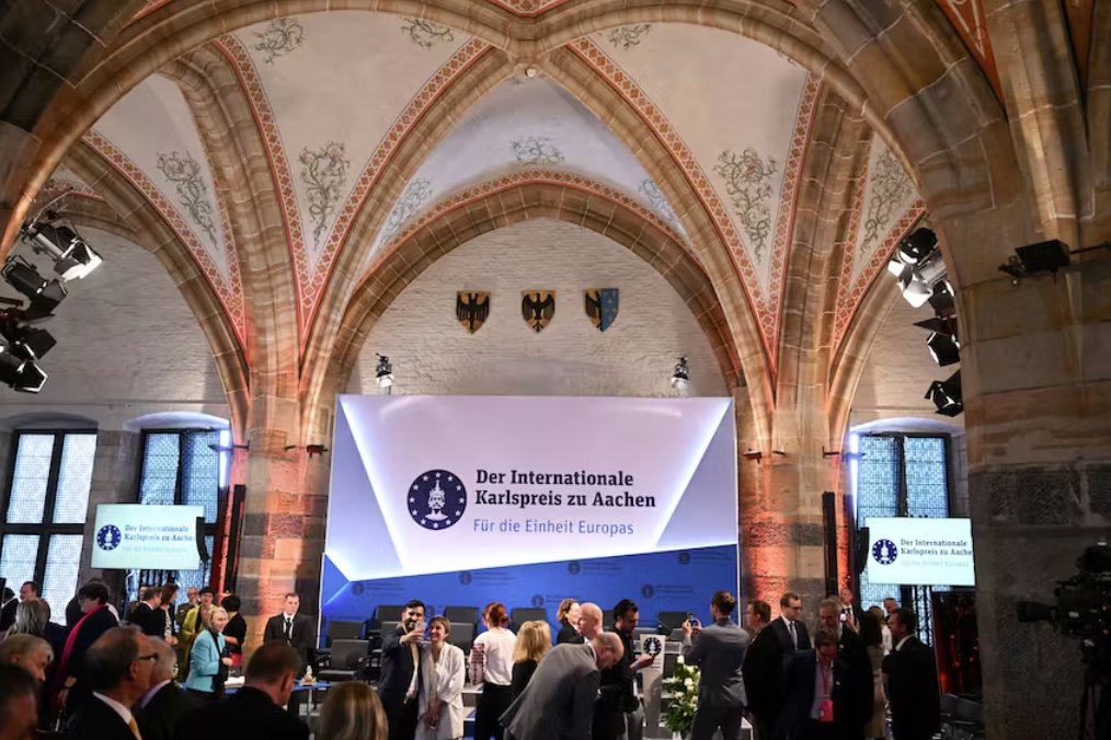 澤連斯基代表烏克蘭人民領(lǐng)取查理曼大帝獎(jiǎng)