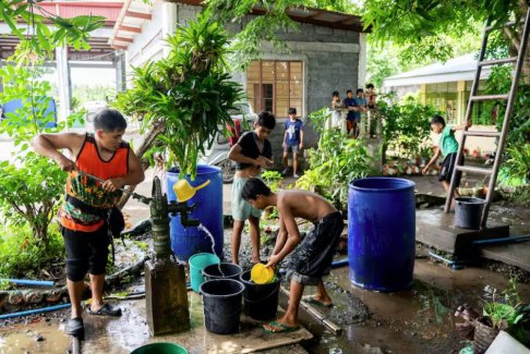 菲律賓火山噴出熔巖和氣體 居民流離失所長達數(shù)月之