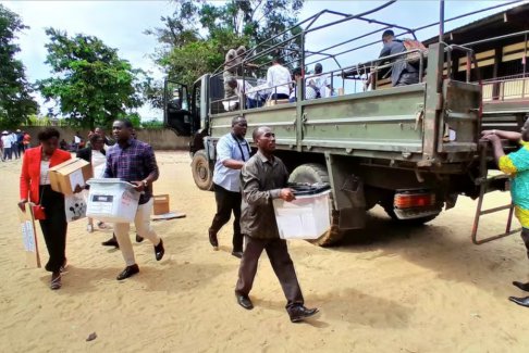 加蓬總統(tǒng)宣布投票獲勝后 軍官宣布政變
