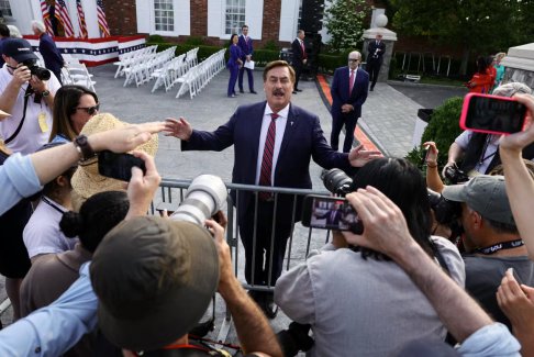 特朗普盟友林德爾的律師尋求退出選舉誹謗案