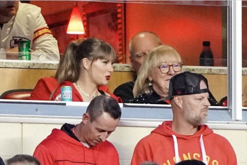 泰勒斯威夫特-凱爾斯萬圣節(jié)服裝？酋長明星有提示