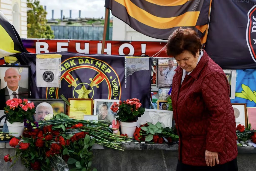 哀悼者歡呼死去的俄羅斯雇傭兵普里戈任為人民英雄