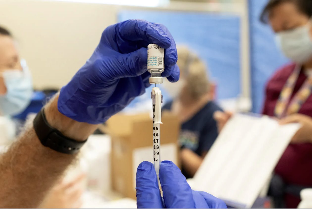 2022年8月20日，志愿藥劑師福斯特&middot;克努森在美國亞利桑那州圖森市艾布拉姆斯公共衛(wèi)生中心的皮馬縣公共衛(wèi)生部的一家診所期間，用注射器填充一劑JYNNEOS天花和猴痘疫苗。