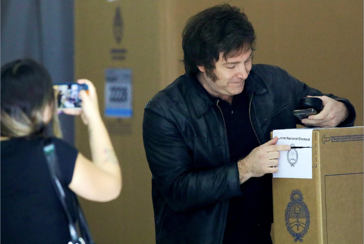 阿根廷總統(tǒng)塞爾吉奧·馬薩授予哈維爾·米萊總統(tǒng)選舉權(quán)