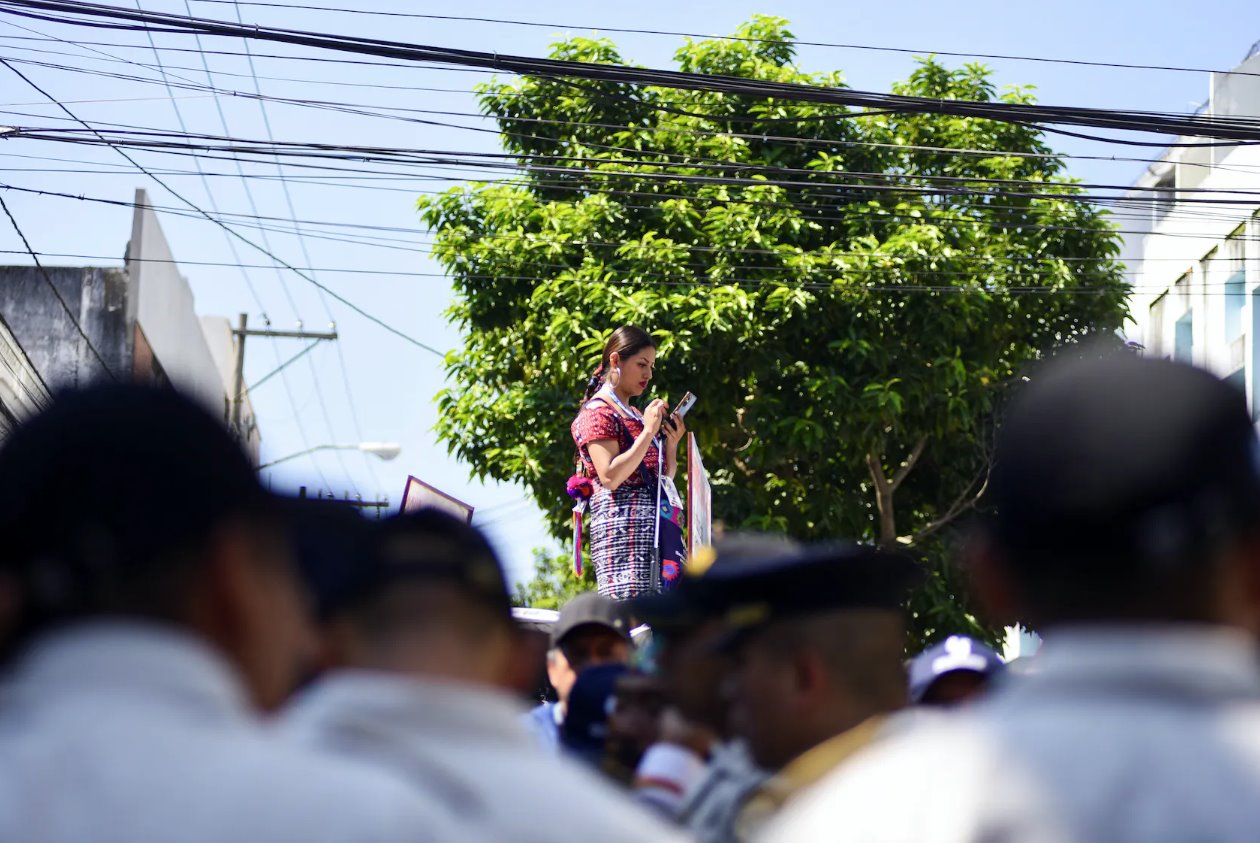 2023年11月21日，危地馬拉危地馬拉城，民眾指責危地馬拉當局試圖阻止當選總統(tǒng)貝爾納多&middot;阿雷瓦洛就職。