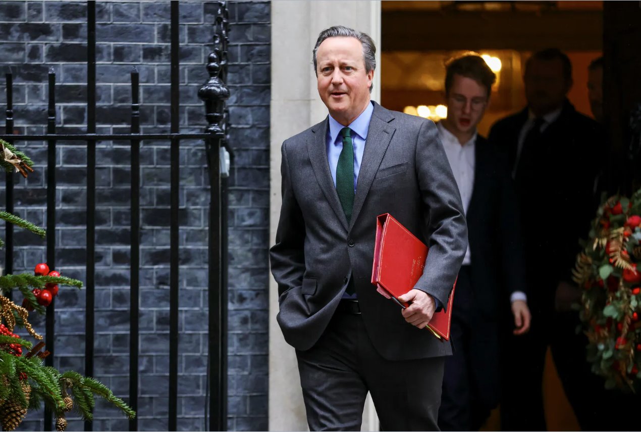 2023年12月5日，英國外交大臣戴維&middot;卡梅倫在英國倫敦舉行內(nèi)閣會議后離開唐寧街10號。