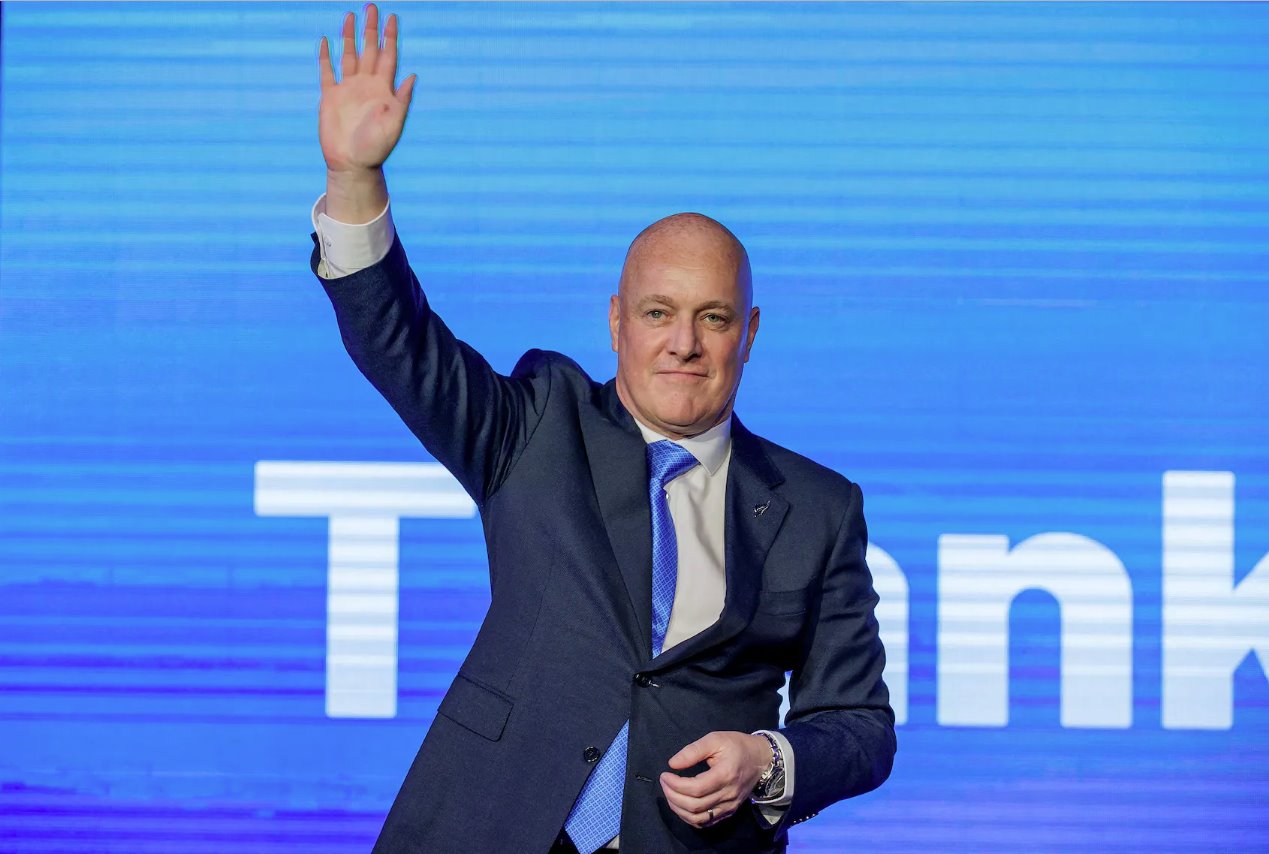 2023年10月14日，新西蘭奧克蘭，國(guó)家黨領(lǐng)袖克里斯托弗&middot;盧克森在大選中獲勝。