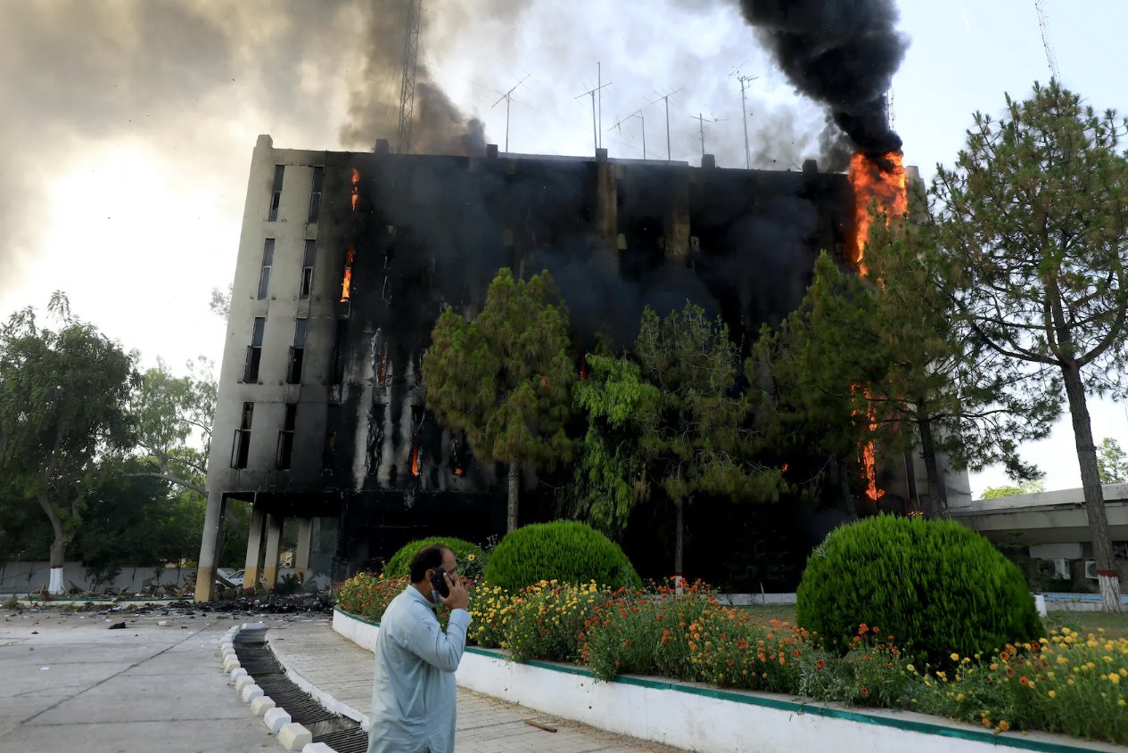 巴基斯坦最高法院暫時允許對伊姆蘭&middot;汗支持者進(jìn)行軍事審判