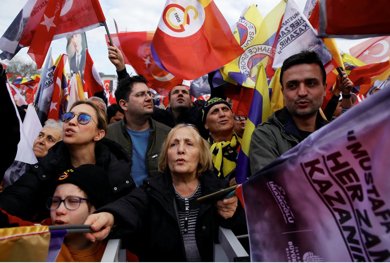 2023年12月30日，土耳其伊斯坦布爾巴巴羅斯廣場(chǎng)，人們揮舞旗幟支持土耳其足球隊(duì)費(fèi)內(nèi)巴切和加拉塔薩雷。