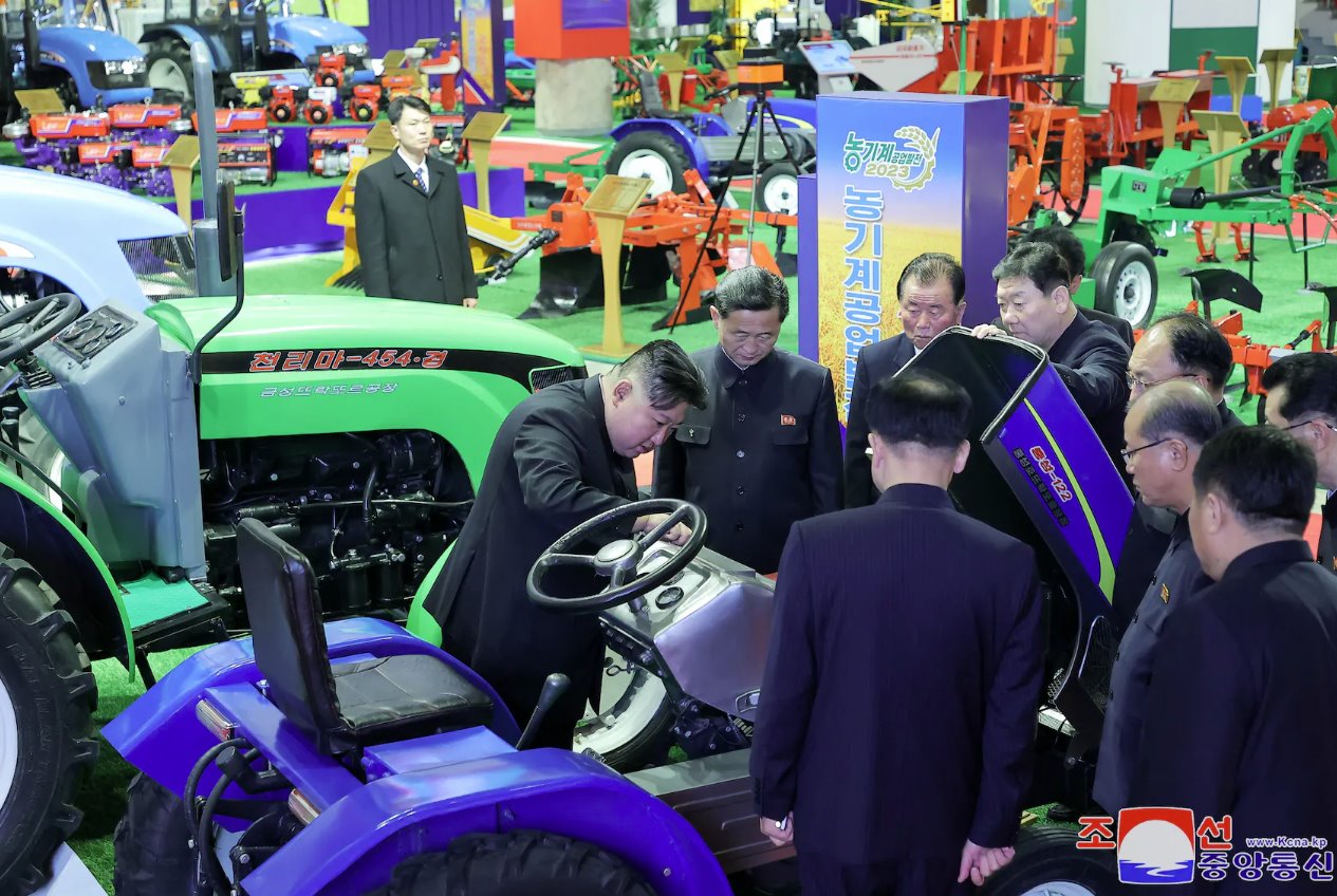 朝鮮中央通訊社(KCNA)于2024年1月2日發(fā)布的這張照片顯示，朝鮮領(lǐng)導(dǎo)人金正恩參觀了地點(diǎn)不明的農(nóng)業(yè)機(jī)械展覽館。