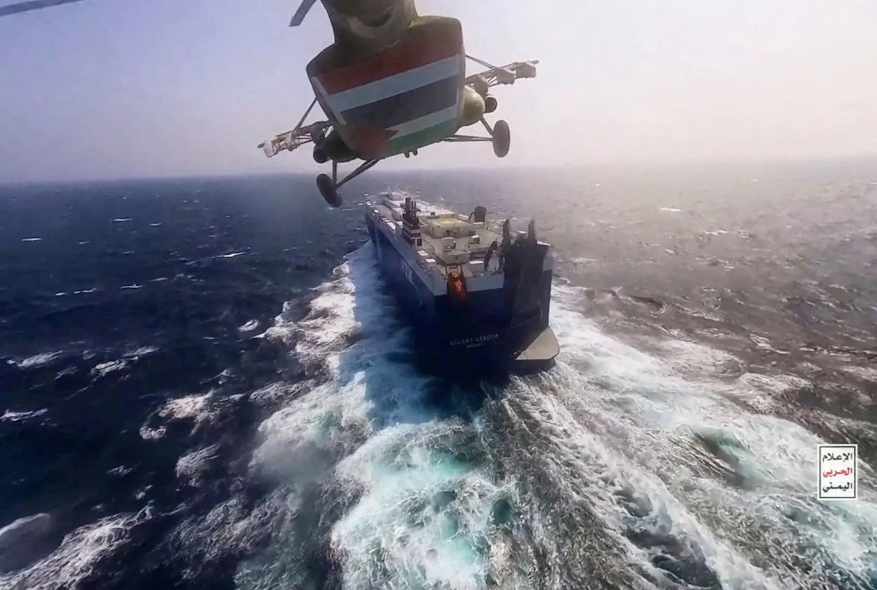 這張照片于2023年11月20日發(fā)布，胡塞軍用直升機(jī)飛越紅海的銀河領(lǐng)袖號貨船。