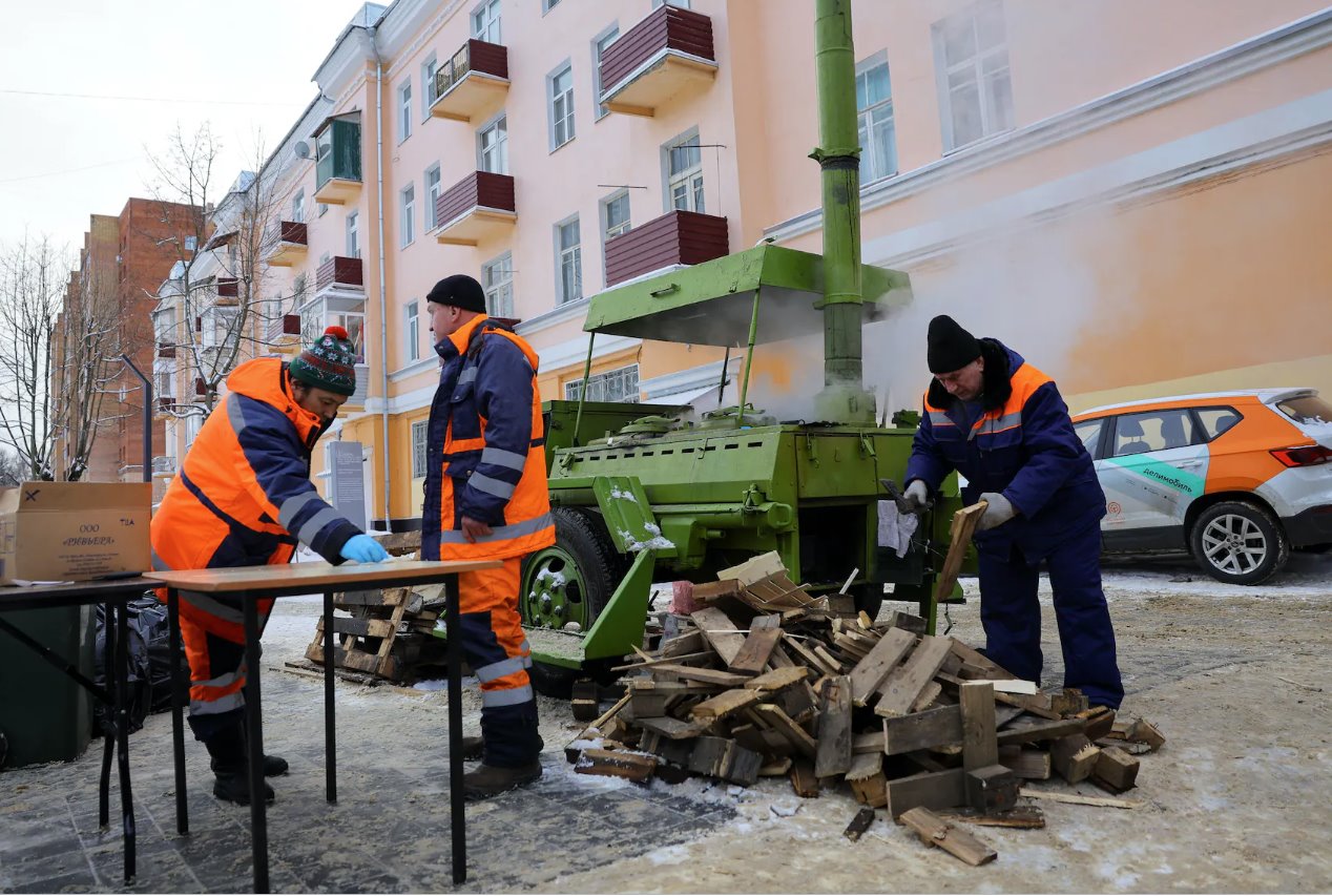 2024年1月9日，俄羅斯莫斯科地區(qū)克利莫夫斯克鎮(zhèn)因寒流引發(fā)住房服務(wù)事故，導(dǎo)致數(shù)十棟住宅樓沒有中央供暖系統(tǒng)，專家們聚集在為市民部署的移動廚房附近。