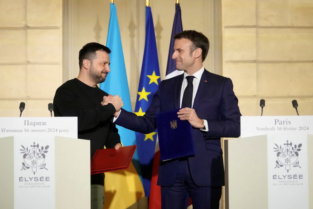 法國(guó)總統(tǒng)埃馬紐埃爾&middot;馬克龍和烏克蘭總統(tǒng)弗拉基米爾&middot;澤連斯基于2024年2月16日在法國(guó)巴黎愛麗舍宮簽署協(xié)議后做出反應(yīng)。