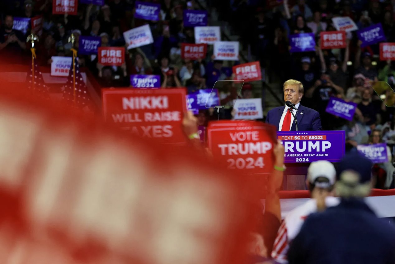 共和黨總統(tǒng)候選人、美國前總統(tǒng)唐納德·特朗普于2024年2月23日在美國南卡羅來納州羅克希爾舉行的南卡羅來納州共和黨總統(tǒng)初選之前在溫思羅普體育館舉行的競選集會上發(fā)表講話。