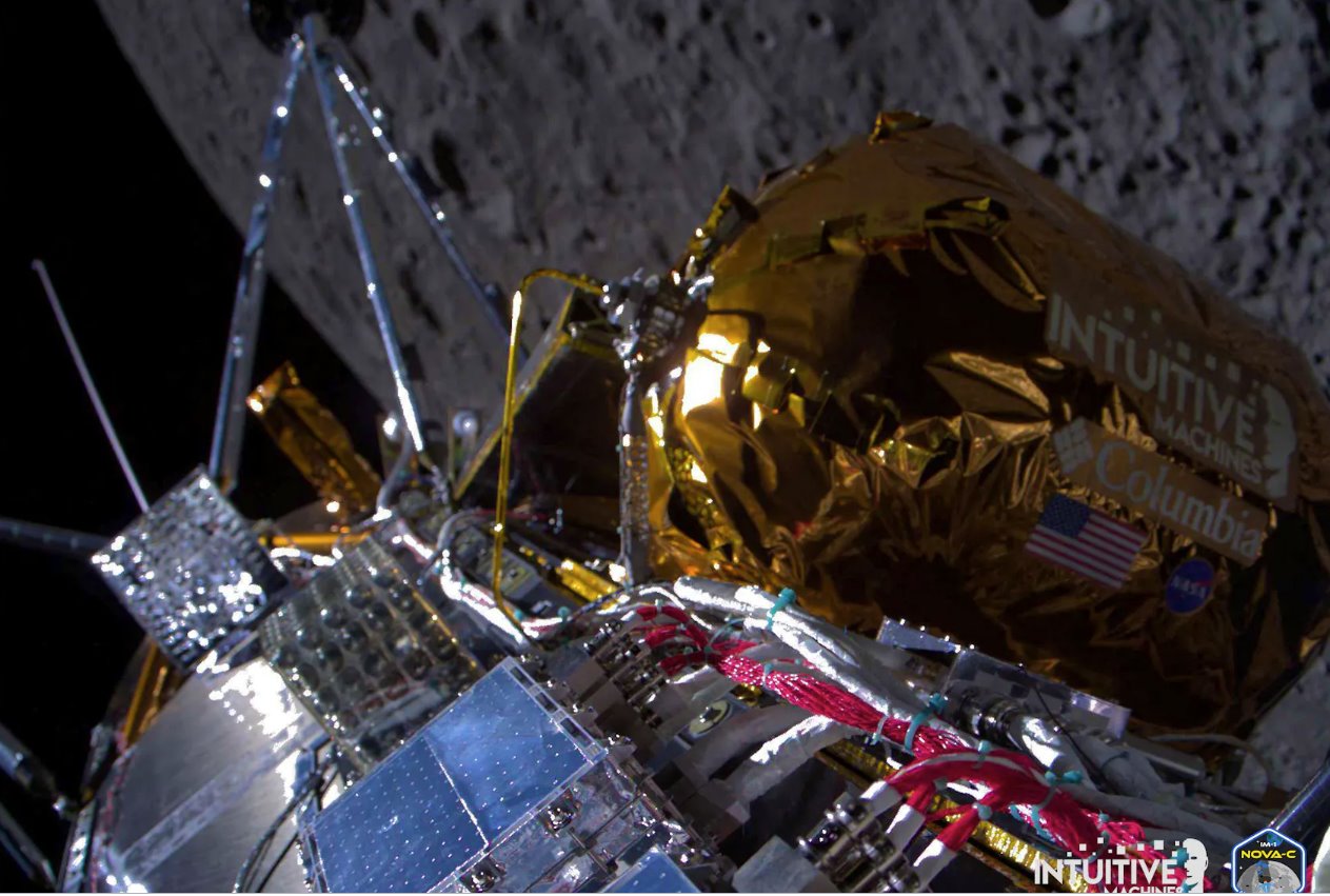 在這張2024年2月22日發(fā)布的講義圖像中，IntuitiveMachines的奧德修斯航天器于2024年2月21日進入月球軌道后飛越月球近側。