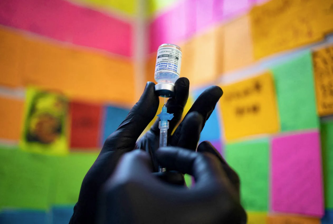 美國賓夕法尼亞州施文克斯維爾的一家藥房，一名醫(yī)生正在注射Moderna冠狀病毒病(COVID-19)加強疫苗。