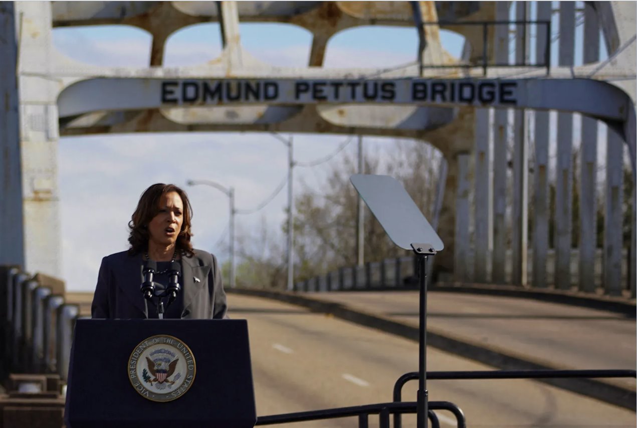 美國副總統(tǒng)卡馬拉·哈里斯于2024年3月3日在美國阿拉巴馬州塞爾瑪舉行的“血腥星期日”周年紀念活動中發(fā)表講話。