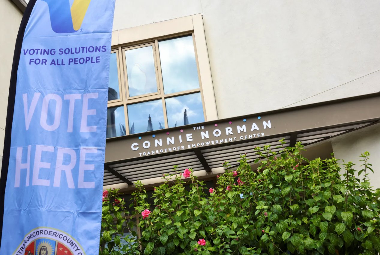 2024年3月5日美國加利福尼亞州洛杉磯超級星期二初選期間，CNorman跨性別賦權(quán)中心入口處的景色，該中心首次用作投票中心。