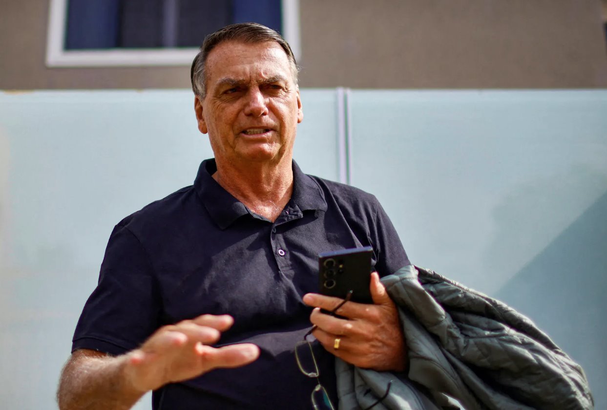 2024年2月22日，巴西前總統(tǒng)雅伊爾&middot;博爾索納羅在巴西巴西利亞向聯(lián)邦警察作證前站在自家門前。